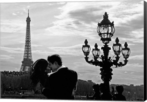 Framed Kiss in Paris Print