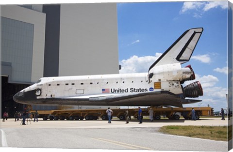 Framed STS-135 Atlantis approaches the VAB Print