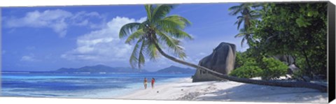 Framed Couple walking on the beach, Anse Source d&#39;Argent, La Digue Island, Seychelles Print