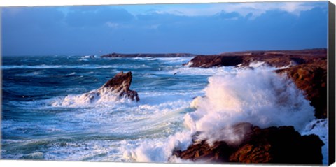 Framed Waves crashing on rocks at wild coast, Quiberon, Morbihan, Brittany, France Print