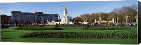 Framed Queen Victoria Memorial at Buckingham Palace, London, England Print