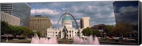 Framed Government building and fountain surrounded by Gateway Arch, Old Courthouse, St. Louis, Missouri, USA Print