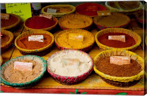 Framed Spices for sale at a market stall, Lourmarin, Vaucluse, Provence-Alpes-Cote d&#39;Azur, France Print