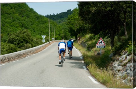 Framed Bicyclists on the road, Bonnieux, Vaucluse, Provence-Alpes-Cote d&#39;Azur, France Print