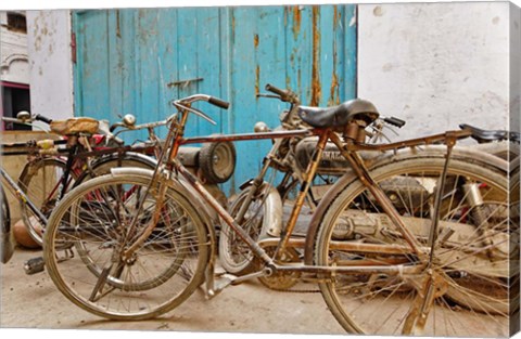 Framed Group of bicycles in alley, Delhi, India Print