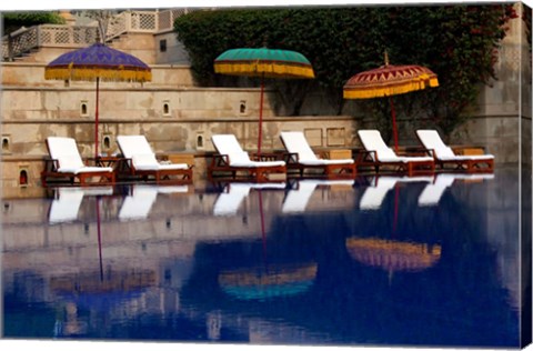 Framed Outdoor swimming pool at Oberoi Amarvilas hotel, Agra, India Print