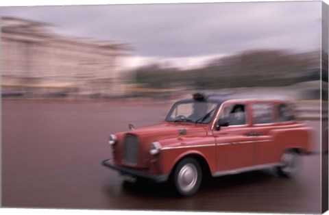 Framed Cab racing past Buckingham Palace, London, England Print