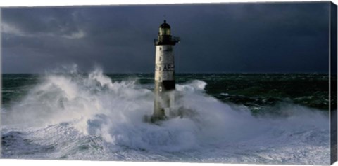 Framed Phare d&#39; Ar-Men lors d&#39; une Tempete Print