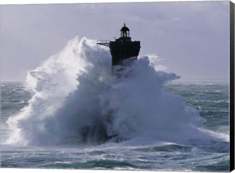 Framed Phare du Four lors d&#39; une Tempete Print