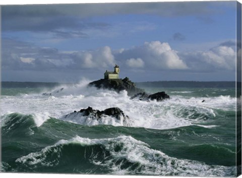 Framed Phare de Tavennec, mer d&#39;Iroise Print