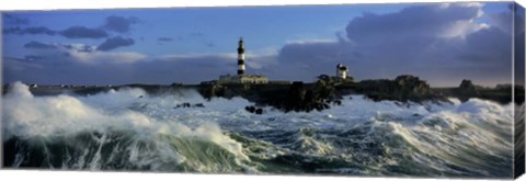 Framed Phare du Creac&#39;h lors d&#39; une Tempete Print