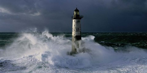 Framed Phare d&#39; Ar-Men lors d&#39; une Tempete Print