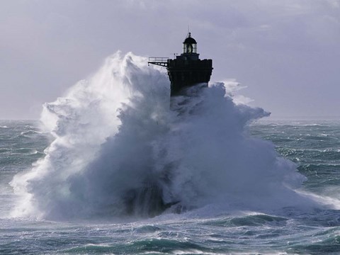 Framed Phare du Four lors d&#39; une Tempete Print