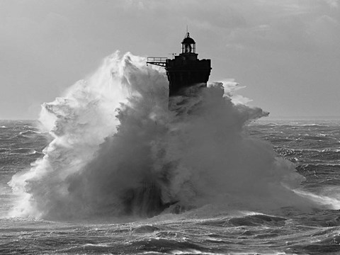 Framed Phare du Four lors d&#39; une Tempete Print