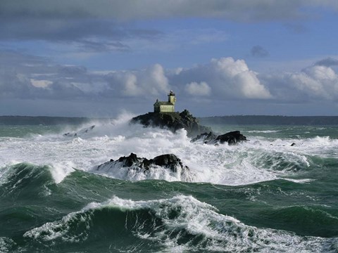 Framed Phare de Tavennec, mer d&#39;Iroise Print