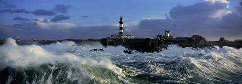 Framed Phare du Creac&#39;h lors d&#39; une Tempete Print