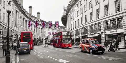 Framed Buses and taxis in Oxford Street, London Print