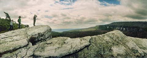 Framed Hikers on flat boulders at Gertrude&#39;s Nose hiking trail in Minnewaska State Park, Catskill Mountains, New York State, USA Print