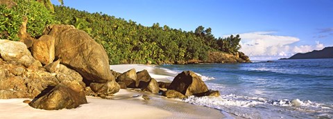Framed Rocks on a small beach on North Island, Seychelles Print