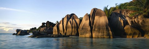 Framed Rock formations at the waterfront, Anse Source D&#39;argent Beach, La Digue Island, Seychelles Print