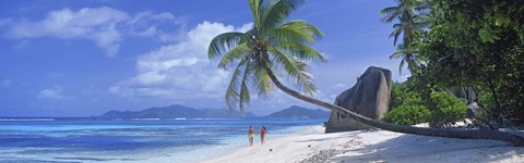 Framed Couple walking on the beach, Anse Source d&#39;Argent, La Digue Island, Seychelles Print