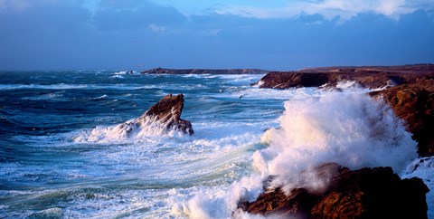 Framed Waves crashing on rocks at wild coast, Quiberon, Morbihan, Brittany, France Print