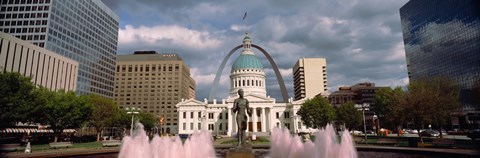 Framed Government building and fountain surrounded by Gateway Arch, Old Courthouse, St. Louis, Missouri, USA Print