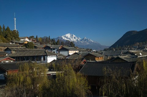 Framed High angle view of houses and Jade Dragon Snow Mountain viewed from Mu Family Mansion, Old Town, Lijiang, Yunnan Province, China Print