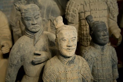 Framed Ranks and uniroms of terra cotta warrior figures Print