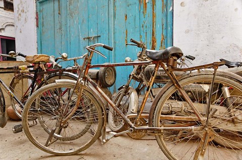 Framed Group of bicycles in alley, Delhi, India Print