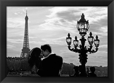 Framed Kiss in Paris Print