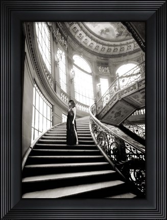 Framed Femme sur l&#39;escalier Print
