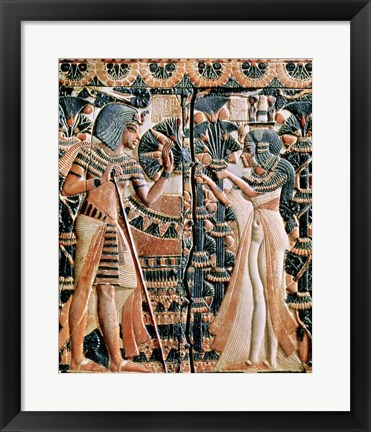 Framed Tutankhamun and his wife Ankhesenamun in a garden Print