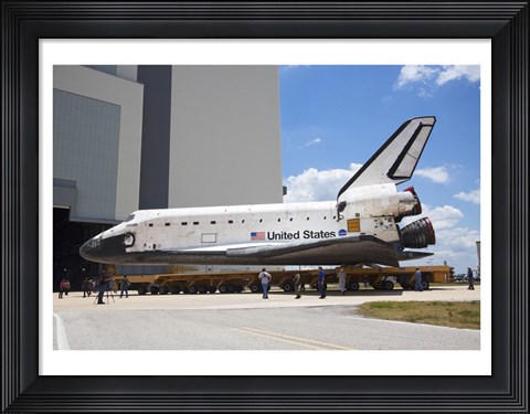 Framed STS-135 Atlantis approaches the VAB Print