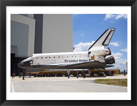 Framed STS-135 Atlantis approaches the VAB Print