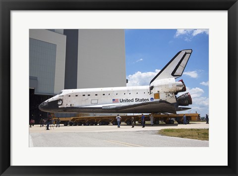 Framed STS-135 Atlantis approaches the VAB Print