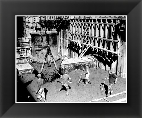 Framed Concrete workers on the Hoover dam Print