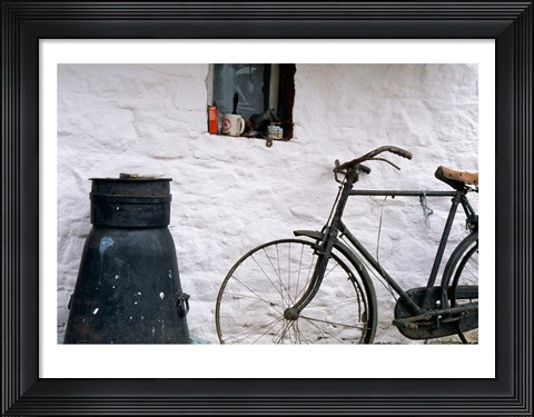 Framed Bicycle leaning against a wall, Boyne Valley, Ireland Print