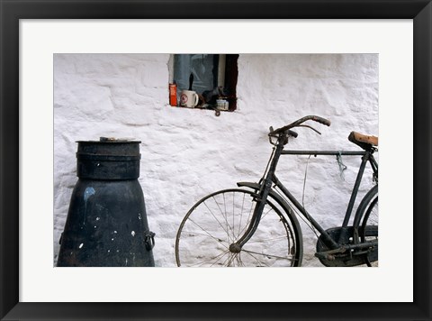 Framed Bicycle leaning against a wall, Boyne Valley, Ireland Print