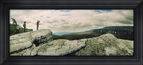 Framed Hikers on flat boulders at Gertrude&#39;s Nose hiking trail in Minnewaska State Park, Catskill Mountains, New York State, USA Print