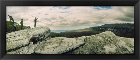 Framed Hikers on flat boulders at Gertrude&#39;s Nose hiking trail in Minnewaska State Park, Catskill Mountains, New York State, USA Print