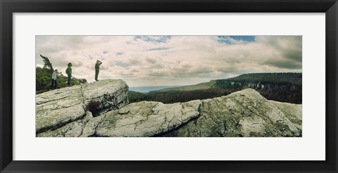 Framed Hikers on flat boulders at Gertrude&#39;s Nose hiking trail in Minnewaska State Park, Catskill Mountains, New York State, USA Print