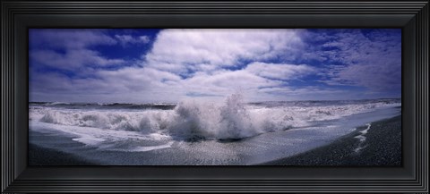 Framed Waves breaking at the coast, Iceland Print