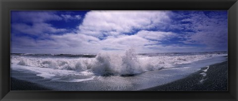 Framed Waves breaking at the coast, Iceland Print
