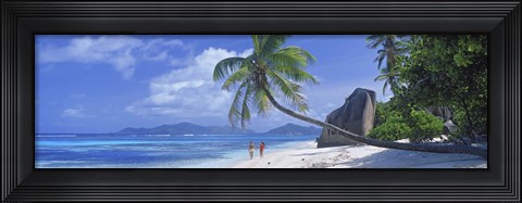 Framed Couple walking on the beach, Anse Source d&#39;Argent, La Digue Island, Seychelles Print