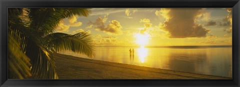 Framed Silhouette Of A Couple Standing On The Beach, Aitutaki, Cook Islands, French Polynesia Print