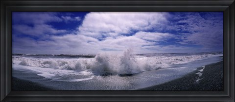 Framed Waves breaking at the coast, Iceland Print