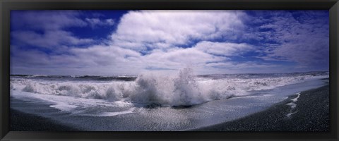 Framed Waves breaking at the coast, Iceland Print