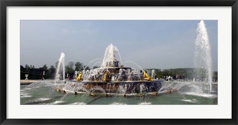 Framed Fountain in a garden, Bassin De Latone, Versailles, Paris, Ile-de-France, France Print