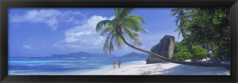 Framed Couple walking on the beach, Anse Source d&#39;Argent, La Digue Island, Seychelles Print